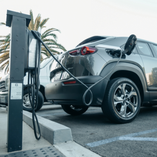 Você sabe por qual motivo a venda de carro elétrico na França está aumentando? Provavelmente já deve ter ouvido falar de um tratado ambiental europeu que busca diminuir a emissão de gases causadores do efeito estufa. Pois bem, se você está considerando trocar seu veículo, leia este artigo primeiro e saiba mais sobre esse acordo internacional que já está afetando a vida de todos que moram na Europa.