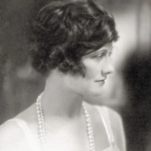 Coco Chanel exemplo de mulher guerreira e ousada, mostrou a sociedade o que é moda! Muito do que usamos hoje devemos agradecer a essa estrela da costura.