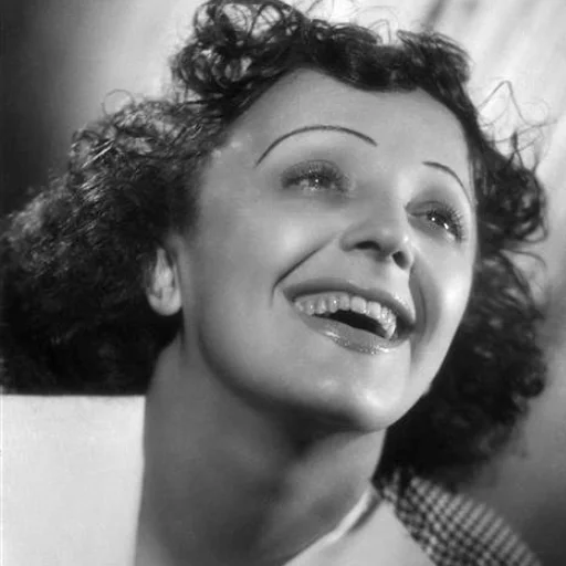 Édith Piaf era pequena apenas em estatura. Essa grande mulher conquistou o coração dos franceses e de todos que já ouviram suas canções emblemáticas.