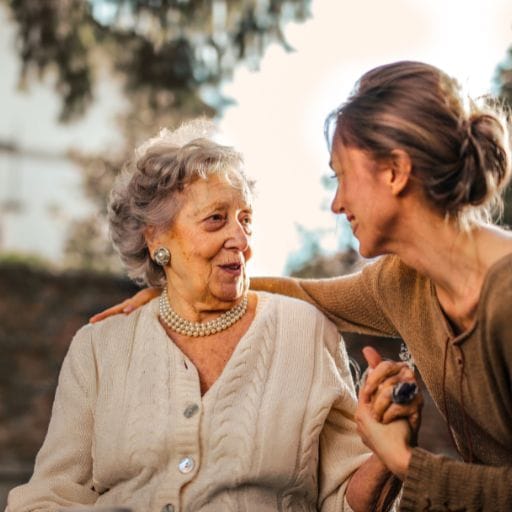 Já pensou em cuidar de pessoas, fazer a diferença na vida de alguém e ainda viver uma experiência internacional inesquecível? Trabalhar como cuidador de idosos na França pode ser o seu caminho! Neste guia leve e cheio de dicas práticas, respondo às dúvidas mais comuns de quem quer embarcar nessa jornada.