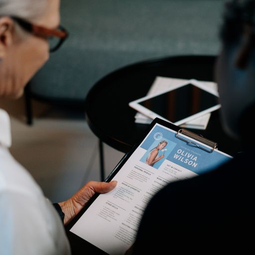 Dicas práticas para criar um currículo forte e conquistar oportunidades de emprego na França, com certificados e experiências valorizadas.