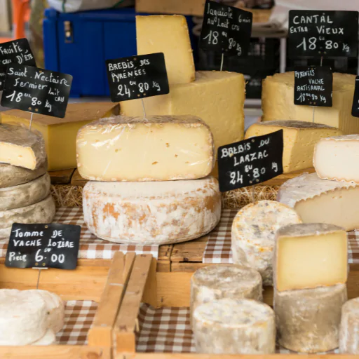 Os queijos franceses fazem parte da gastronomia francesa e são reconhecidos mundialmente! Leia esse post e fique por dentro desse assunto que dá água na boca.